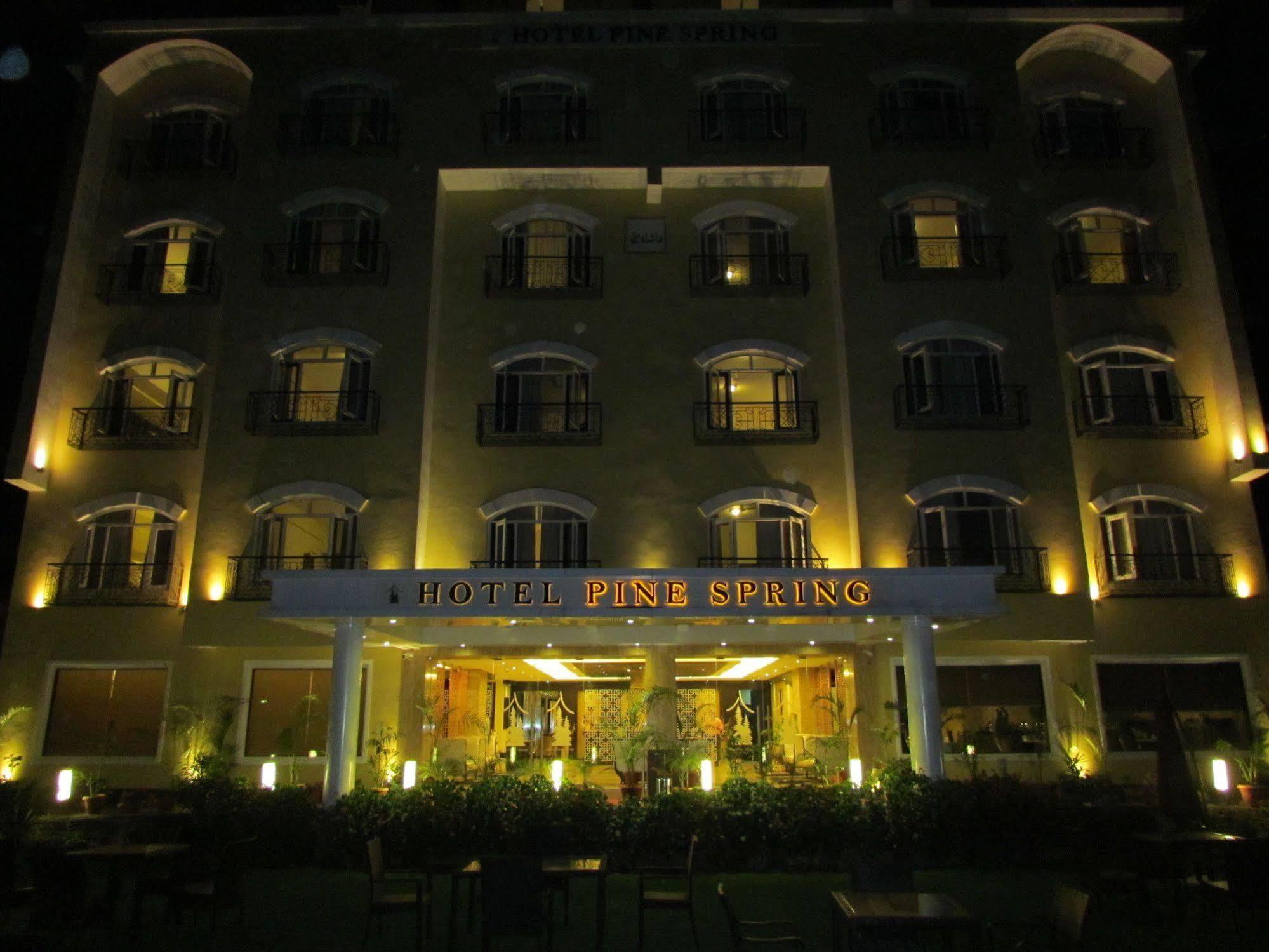 Hotel Pine Spring Wazir Bagh Srīnagar Exteriör bild