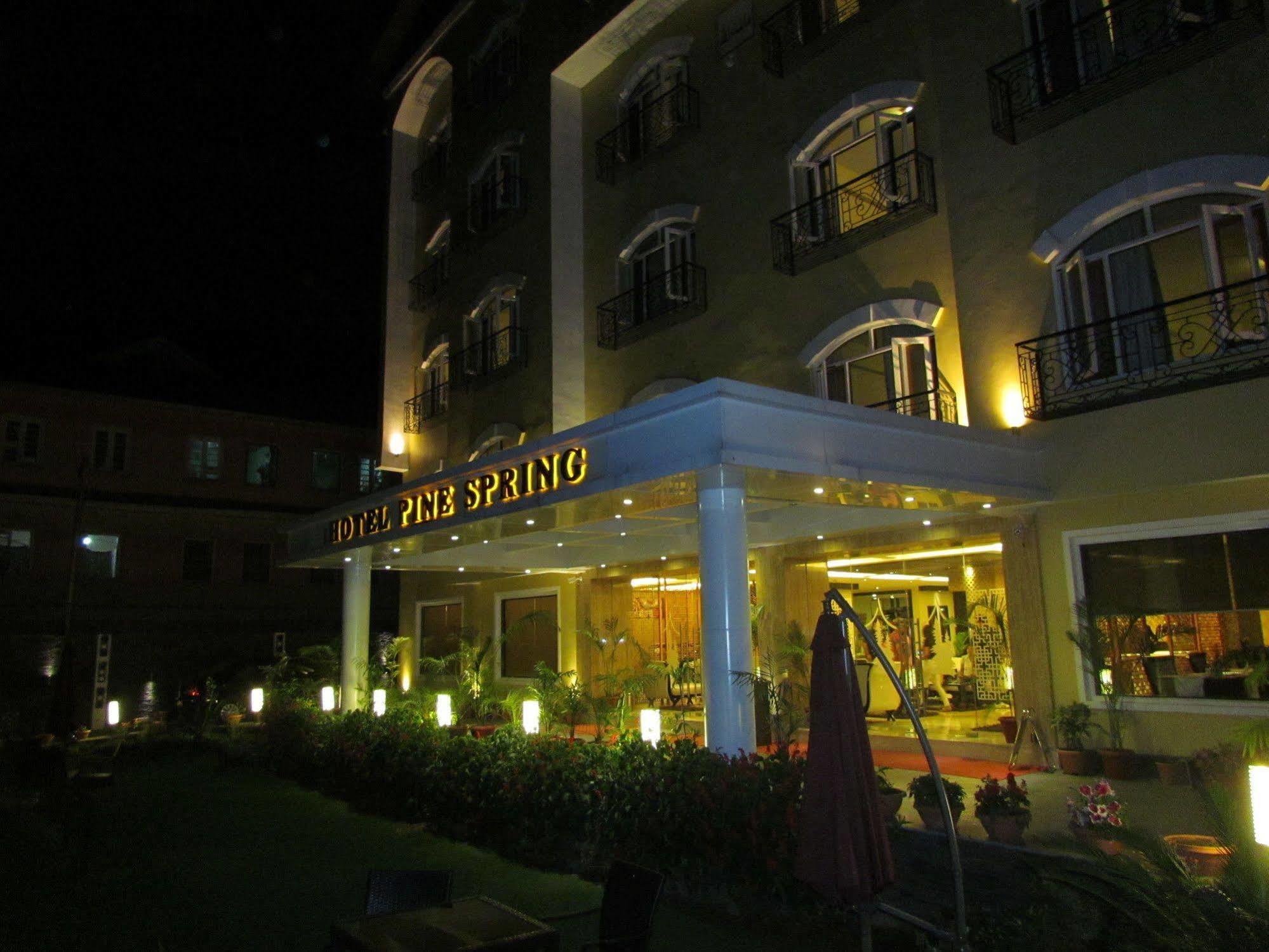 Hotel Pine Spring Wazir Bagh Srīnagar Exteriör bild