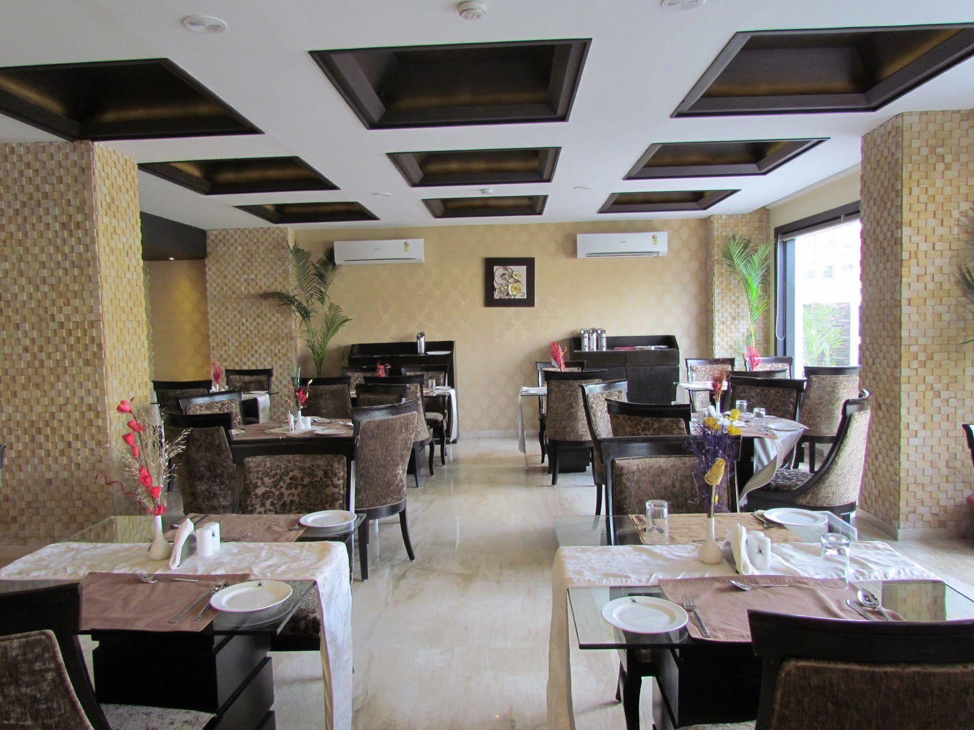 Hotel Pine Spring Wazir Bagh Srīnagar Exteriör bild