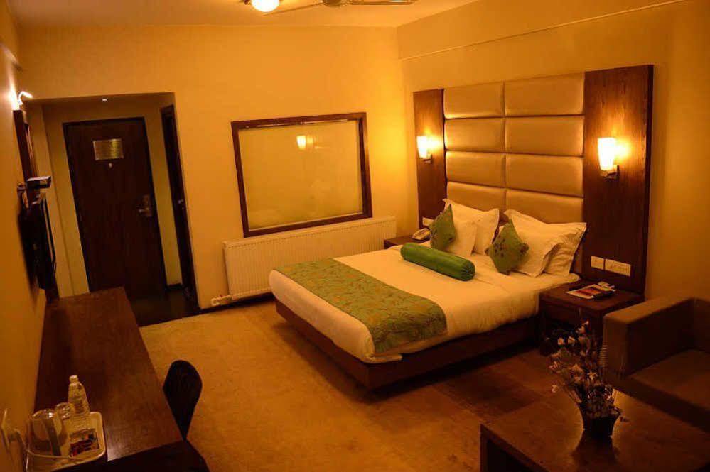 Hotel Pine Spring Wazir Bagh Srīnagar Exteriör bild