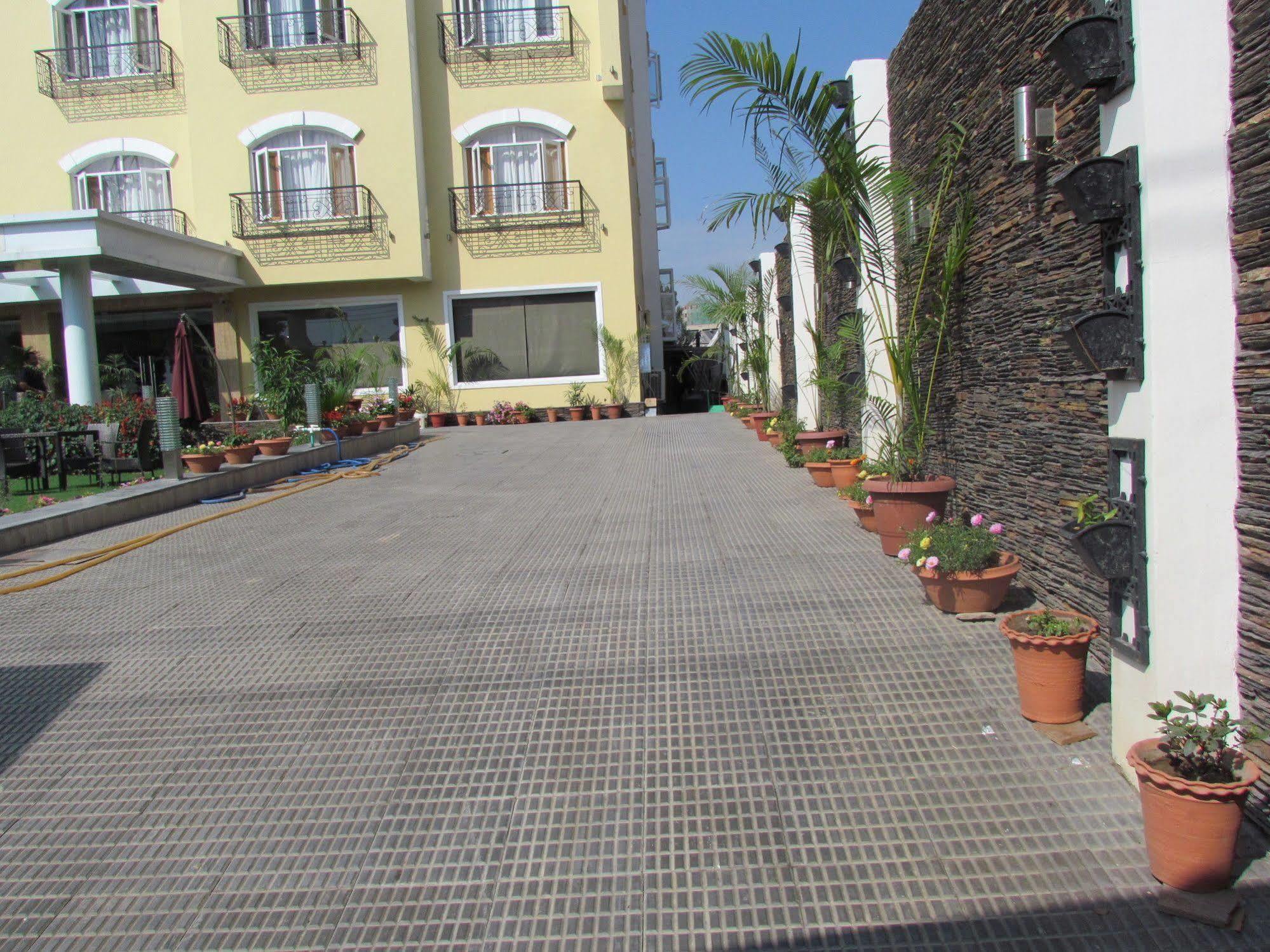 Hotel Pine Spring Wazir Bagh Srīnagar Exteriör bild