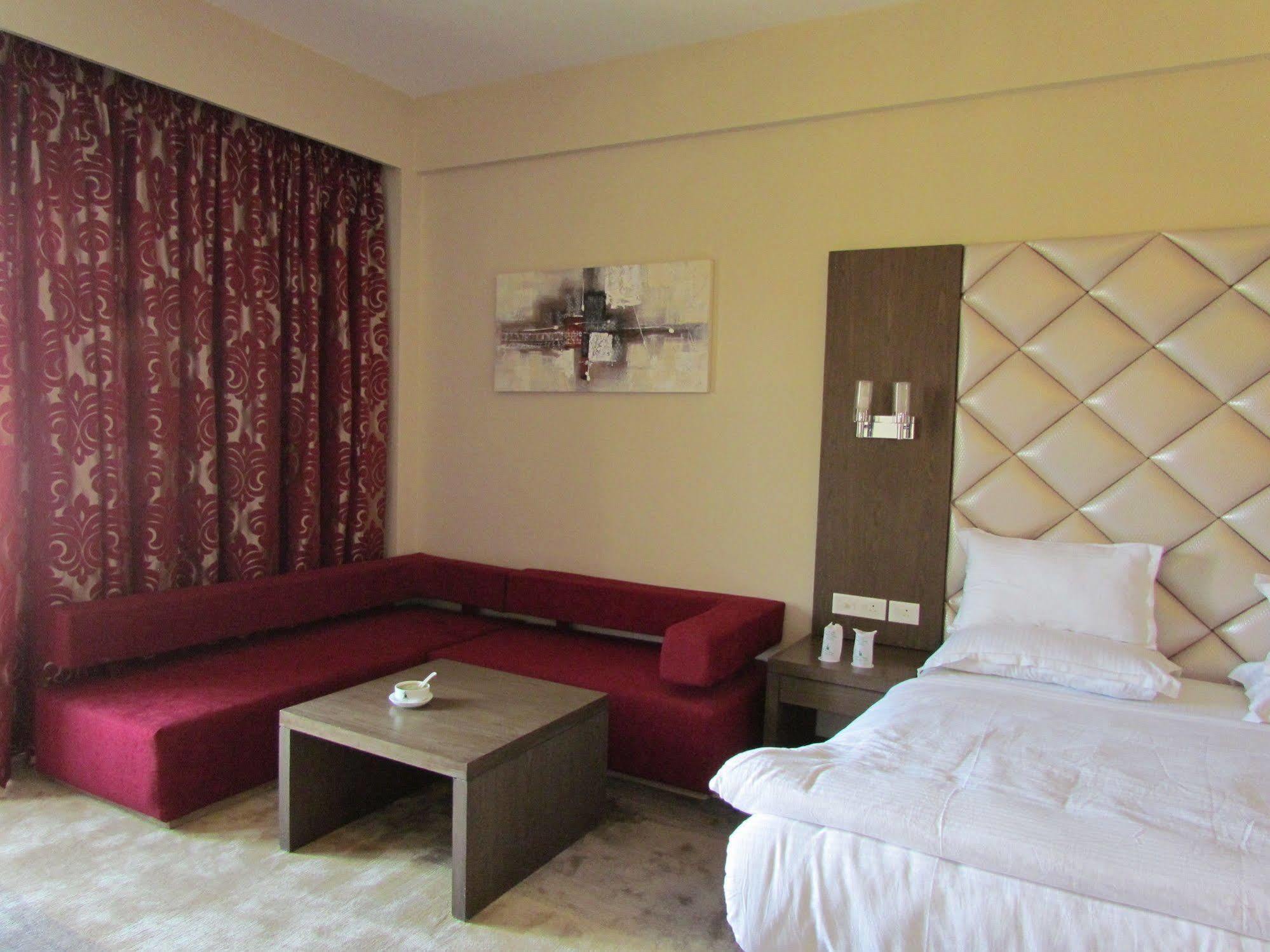 Hotel Pine Spring Wazir Bagh Srīnagar Exteriör bild