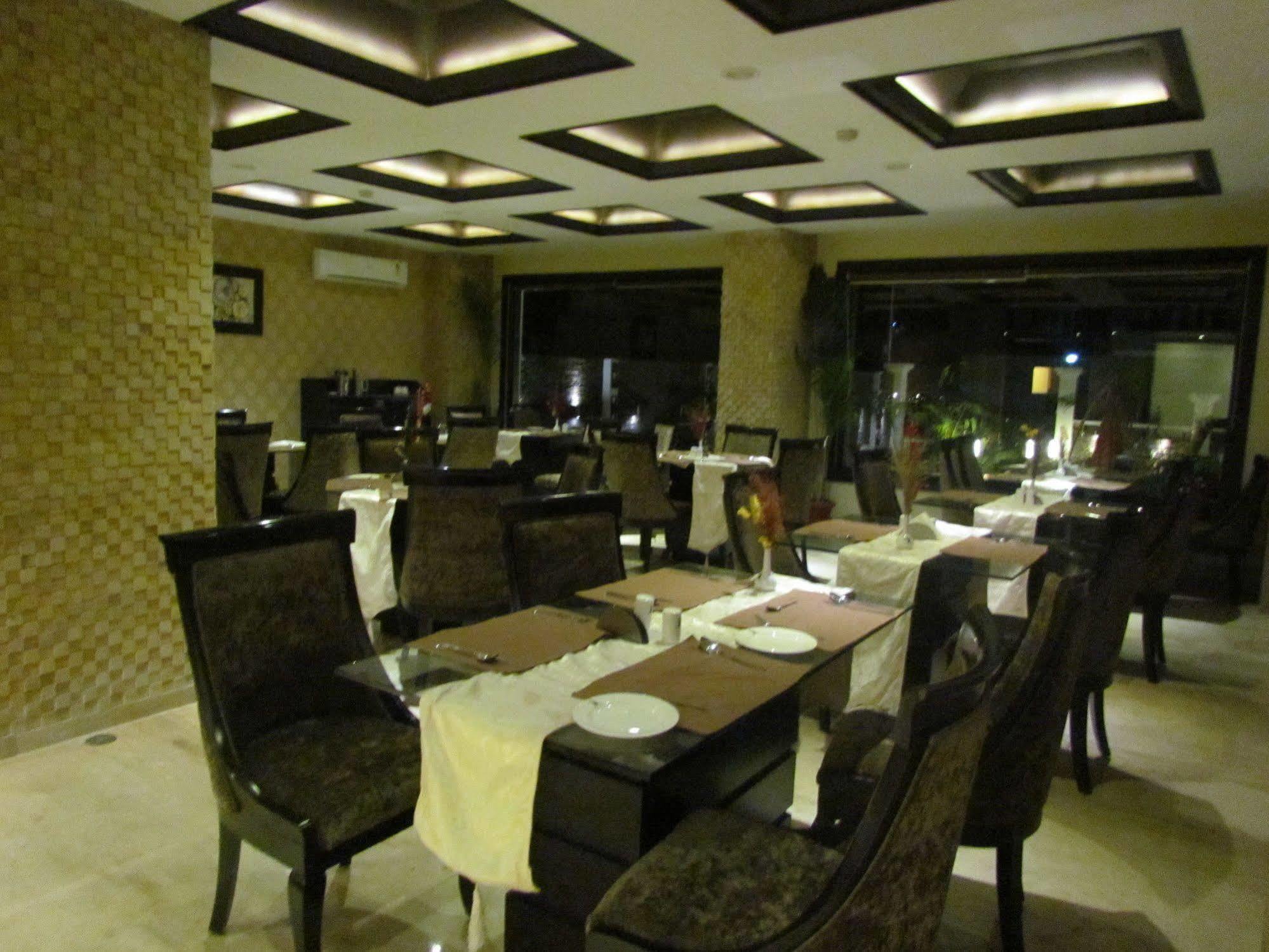 Hotel Pine Spring Wazir Bagh Srīnagar Exteriör bild