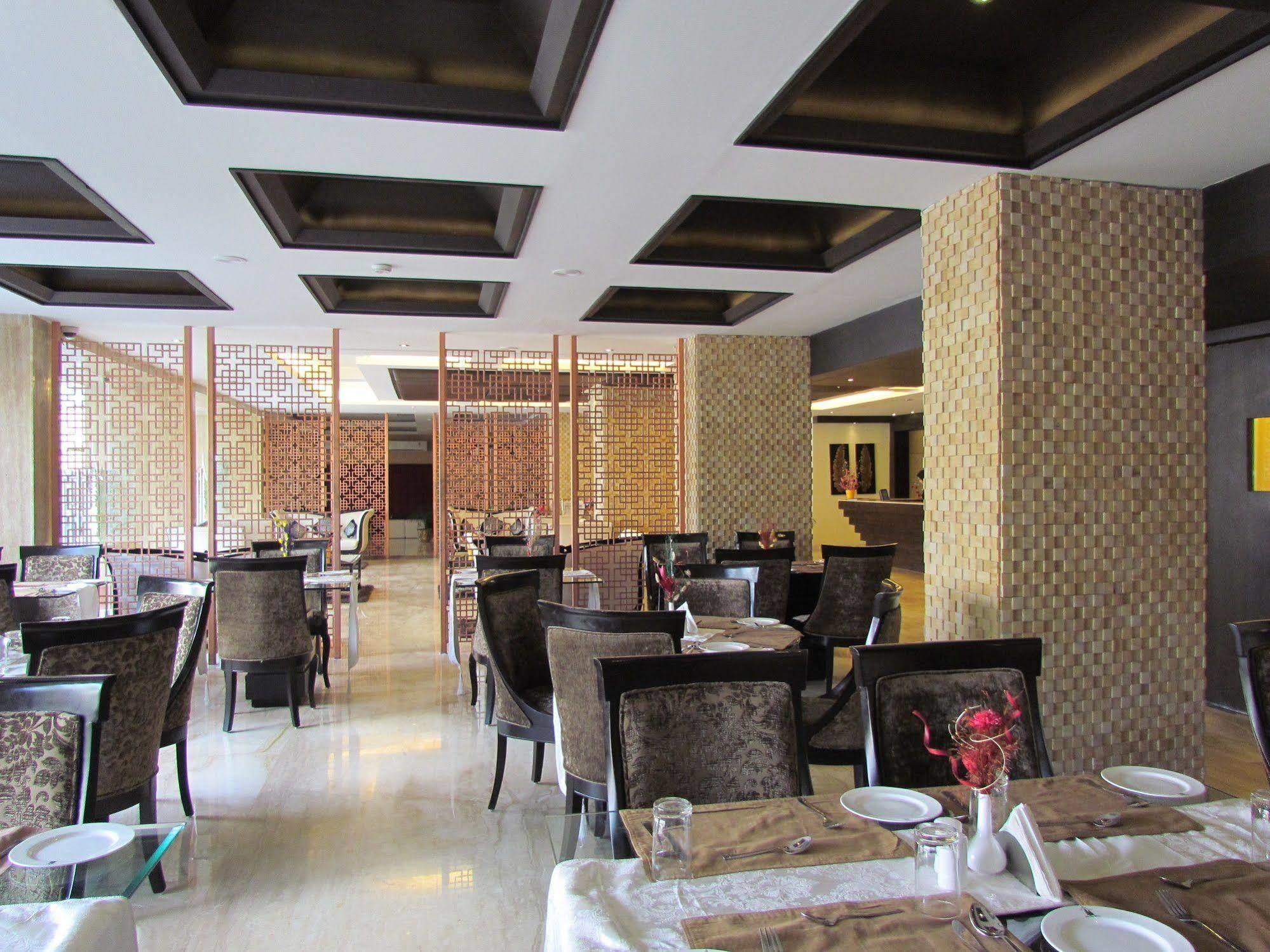 Hotel Pine Spring Wazir Bagh Srīnagar Exteriör bild