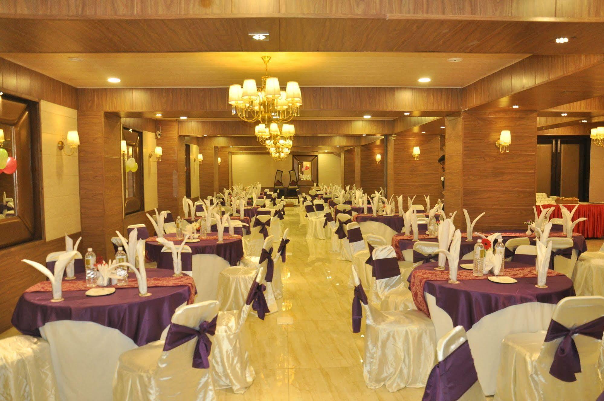 Hotel Pine Spring Wazir Bagh Srīnagar Exteriör bild
