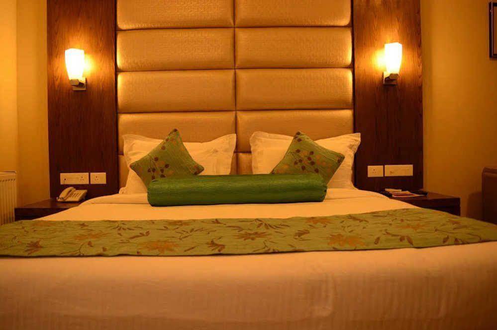 Hotel Pine Spring Wazir Bagh Srīnagar Exteriör bild