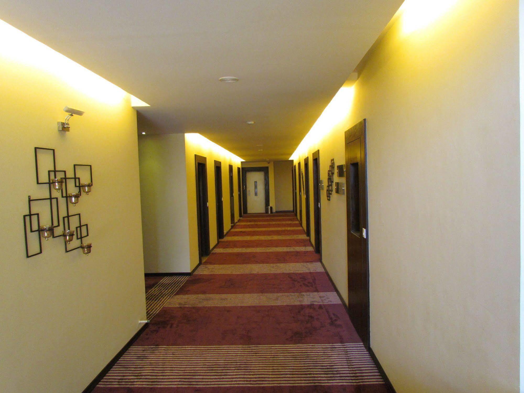 Hotel Pine Spring Wazir Bagh Srīnagar Exteriör bild