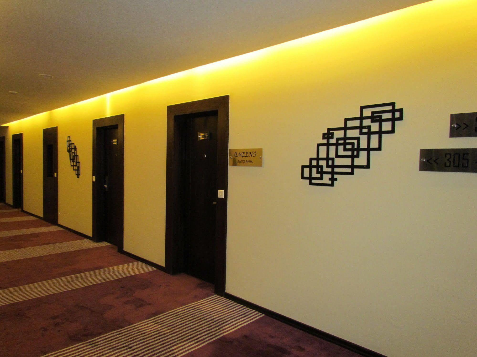 Hotel Pine Spring Wazir Bagh Srīnagar Exteriör bild