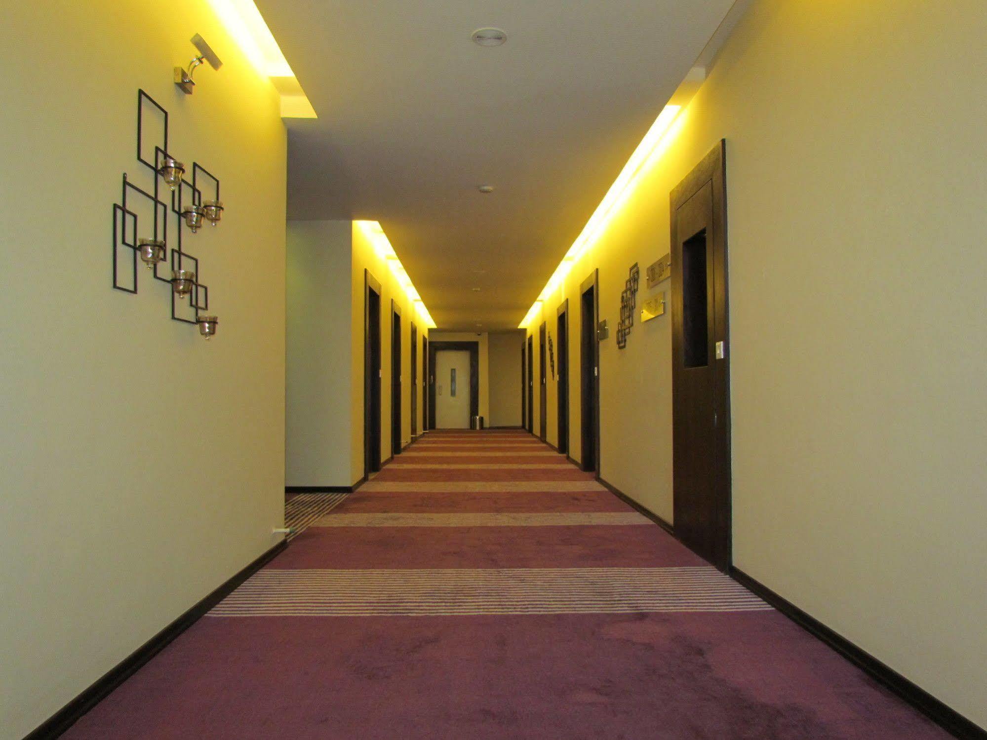Hotel Pine Spring Wazir Bagh Srīnagar Exteriör bild